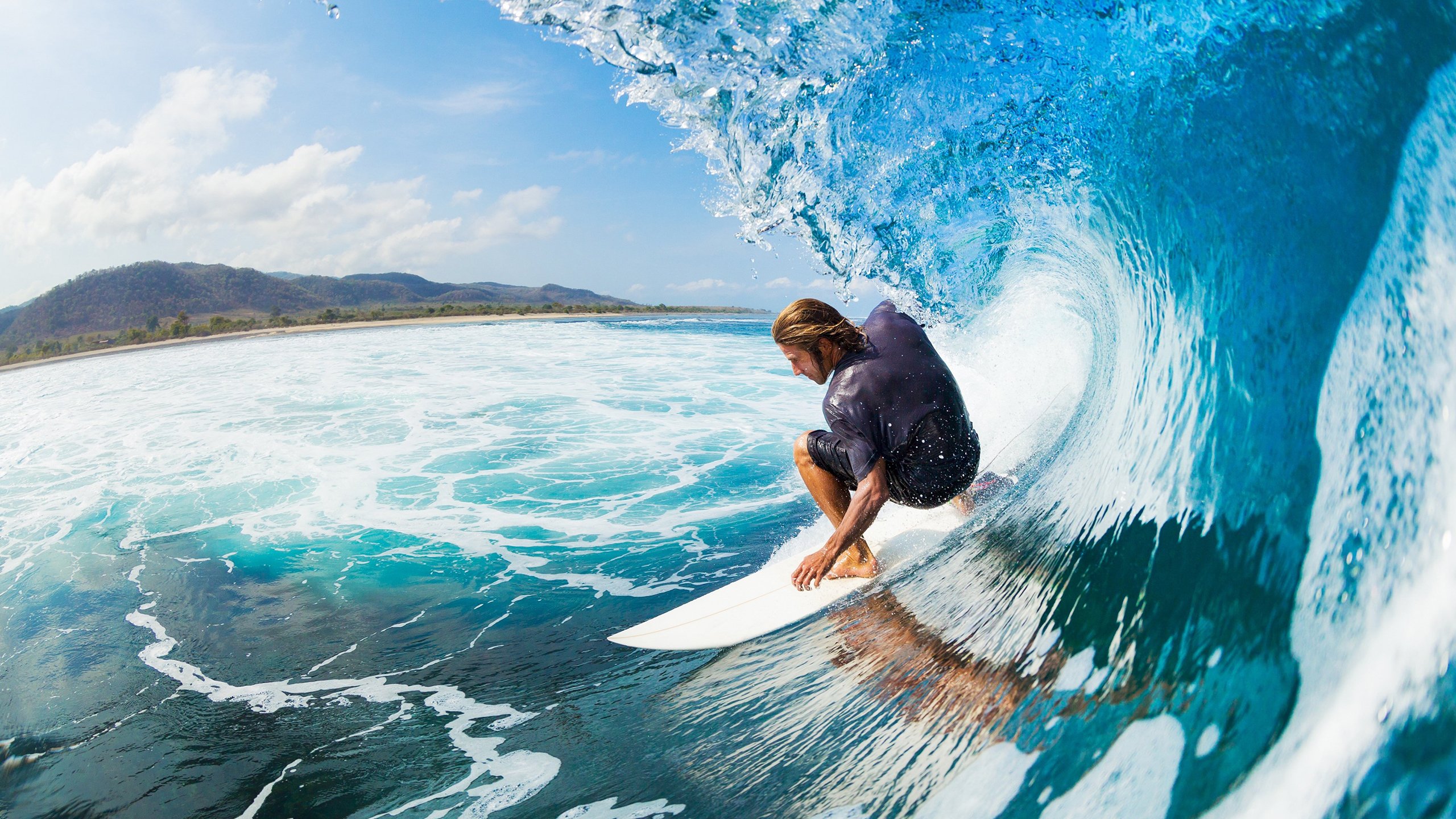 特色海沿岸沙滩犁地赛，绿海蓝天中的生态运动，犁地 视频